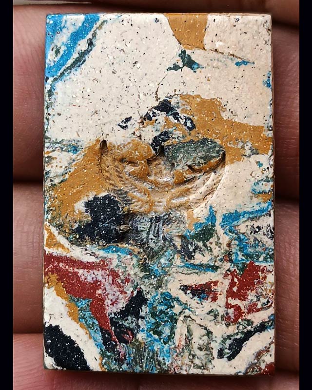 สมเด็จเนื้อผงสีเบญจรงค์ หลังตราครุฑ ขนาด 3.9 x 2.5 ซ.ม. ไม่ทราบที่ พระบ้านเก่าเก็บ หลายสิบปี