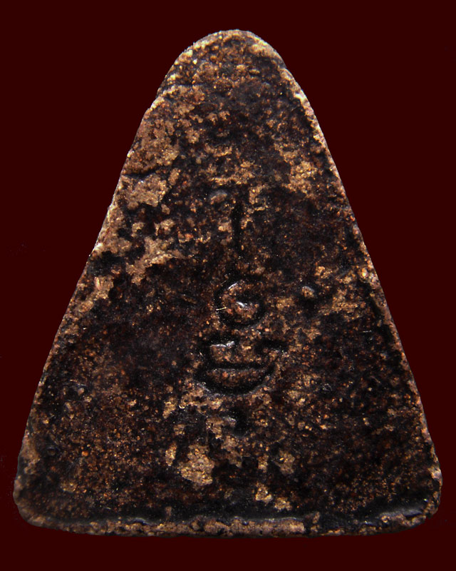 พระปางประทานพร หลวงปู่เฮี้ยง วัดป่า จ.ชลบุรี พิมพ์สามเหลี่ยมหลังยันต์มุ ยอดอุณาโลม พ.ศ. 2505 ลงรักน้