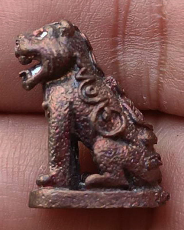 7.เสือมหาอำนาจ พยัคฆ์คำราม หลวงพ่อเกตุ วัดเกาะหลัก รุ่นแรก ปี 2531 เนื้อทองผสม ตอกโค้ด ขนาดสูงประมาณ