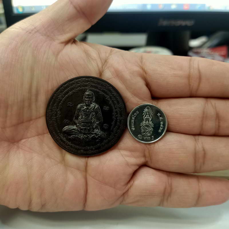 เหรียญไว้ครู รุ่น 1 อาจารย์อรัญ หลังสาริกาคู่ เนื้อนวะกลับดำ เหรียญใหญ่หนาสวย พี่ๆ หาข้อมูลต่อกันเอง