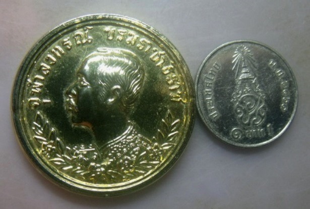 **เบาๆ**เหรียญจุฬาลงกรณ์ บรมราชาธิราช ที่ระฤกเฉลิมพระเกียรติ หลวงพ่อแพ วัดพิกุลทอง จ.สิงห์บุรี**สวย