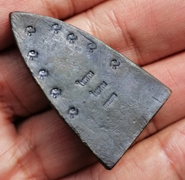 หลวงพ่อทวด พิมพ์เตารีด วัดในหาน เนื้อนวะโลหะ นะ 9 โค๊ด 2 ในหาน 1 กรรมการ จ.ภูเก็ต ปี 2536 เคาะเดียว