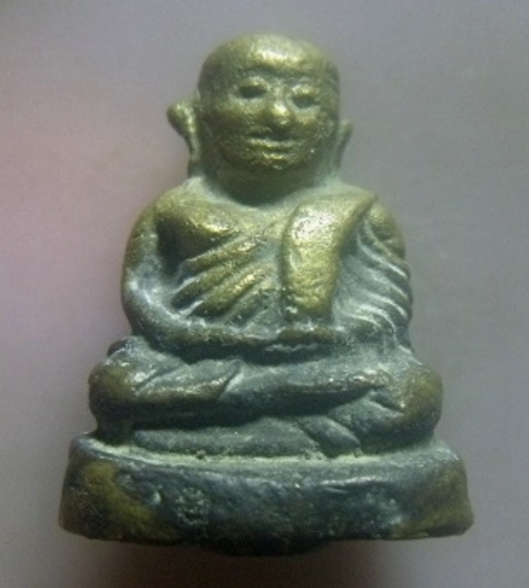 **เบา​ๆ​**รูปหล่อหลวงพ่อเงิน วัดบางคลาน เนื้อทองผสม หล่อตัดช่อ เก่าๆ**เนื้อจัด สวยๆ เชิญชมครับ 