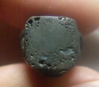 **เบา​ๆ​**พระปิดตาพิมพ์สอดเข่า หลังยันต์ เนื้อสำริด เก่าๆ ไม่ทราบที่**สวยๆ เนื้อจัด