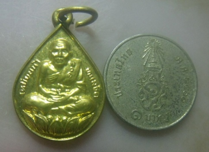 **เบา​ๆ​**เหรียญหยดน้ำ หลวงปู่ทวดเหยียบน้ำทะเลจืด หลังหลวงพ่อโสธร เมตตา มหาลาภ**กะไหล่ทอง สวยๆ 