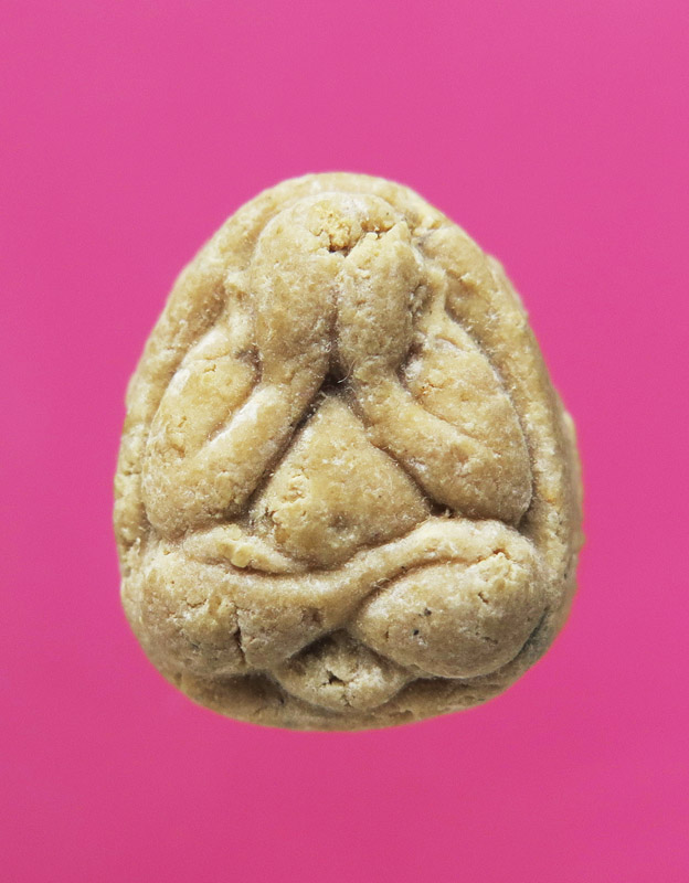 พระปิดตาเม็ดบัว หลังจุดๆ