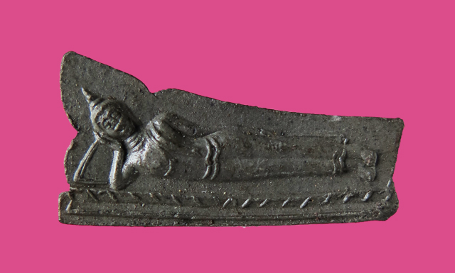 พระพิมพ์ปางไสยาสน์ หลวงปู่คำพันธ์ วัดธาตุมหาชัย เนื้อดินเก้าบัง ปี 33