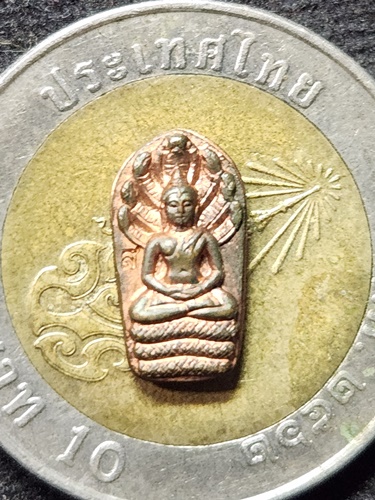 วัดเนินตามาก จังหวัดชลบุรี  พระนาคปรกใบมะขาม หลังรูปเหมือนหลวงปู่ม่น เสาร์5 2537