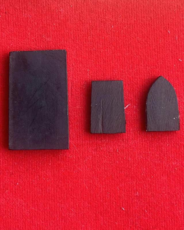 พระสมเด็จ พระนางกวัก ไม้พญางิ้วดำ 3 องค์