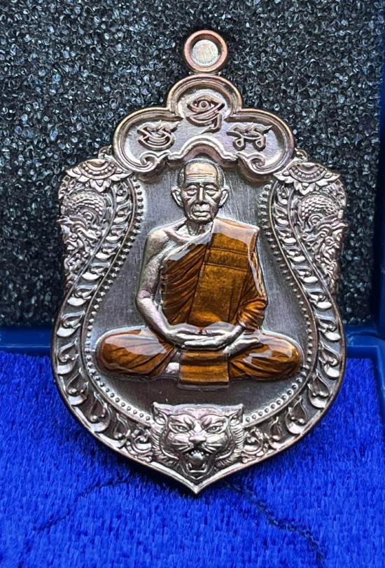 หลวงพ่อคูณ จ.นครราชสีมา ศิษย์หลวงพ่อฤาษีลิงดำ  หลวงปู่ศิลา หลวงพ่อประสูติ พระอาจารย์เด่นดวง หลวงปู่เ