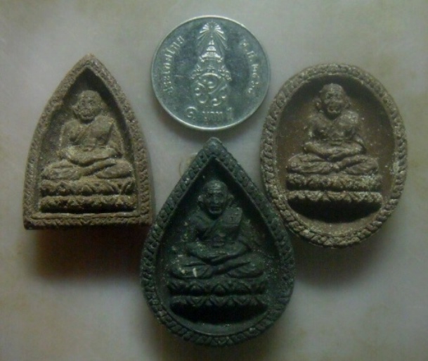 **เบาๆ**หลวงปู่ทวดเนื้อว่าน วัดหรงบน อ.ปากพนัง จ.นครศรีธรรมราช ปี ๒๕๔๘**3 องค์ 3 พิมพ์ สวยๆ