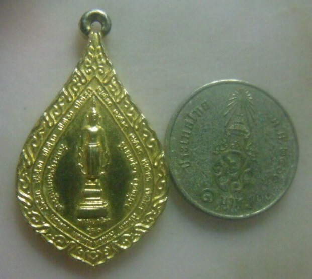 **เบา​ๆ​**เหรียญพระเปิดโลก รุ่น๑ วัดพระพุทธบาทบัวบก จ.อุดรธานี ปี ๒๕๓๘**กะไหล่ทอง สวยๆ