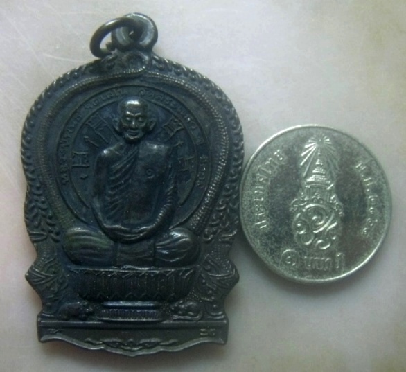 **เบาๆ**เหรียญนั่งพาน หลวงพ่อพันธ์ วัดสระแก้ว จ.ชัยภูมิ รุ่นปีหมูทอง ปี ๒๕๓๘**หลังยันต์ ตอกโค้ด สวยๆ