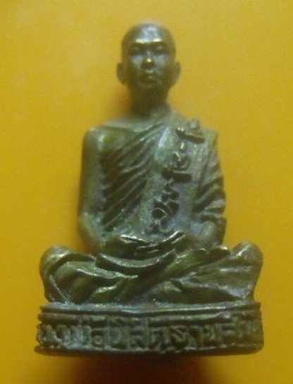 **เบาๆ**รูปหล่ออุดกริ่ง หลวงพ่อเณร พระครูปลัดนิสิตฐานสัมปันโน วัดซับน้อยธรรมรัศมี จ.เพชรบูรณ์**สวยๆ