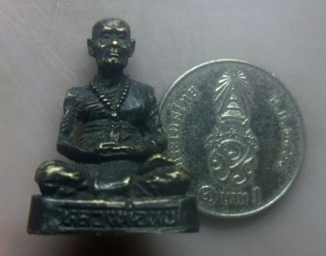 **เบาๆ**รูปหล่อหลวงพ่อทบ รุ่นอนุสรณ์หลวงพ่อทบ ออกวัดช้างเผือก จ.เพชรบูรณ์ ปี ๒๕๔๗**สวยๆ