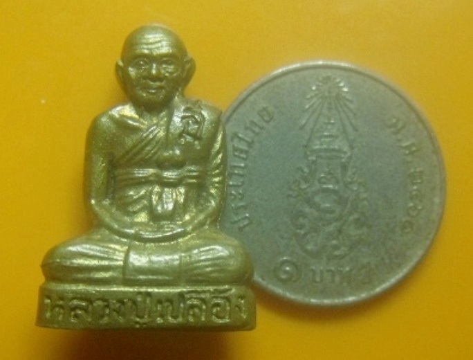 **เบาๆ**รูปหล่อหลวงปู่เปลื้อง วัดลาดยาว ออกวัดสระแก้ว อ.ลาดยาว จ.นครสวรรค์**สวยๆ 