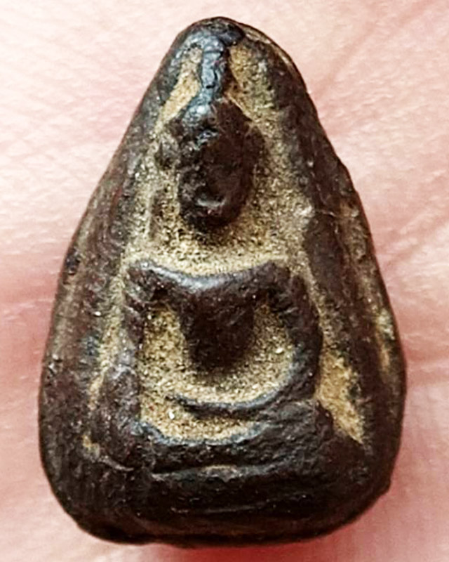 พระเม็ดน้อยหน่าพิมพ์มารวิชัย หมวกทรงชีโบ (นิยม) หลังยันต์อุ เนื้อดินลงรัก กรุวัดศาลาปูน จ.อยุธยา สูง