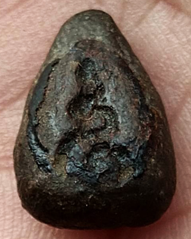 พระเม็ดน้อยหน่าพิมพ์มารวิชัย หมวกทรงชีโบ (นิยม) หลังยันต์อุ เนื้อดินลงรัก กรุวัดศาลาปูน จ.อยุธยา สูง