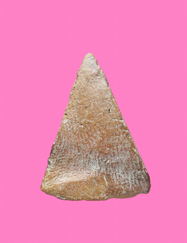 สมเด็จหน้าจั่ว เนื้อดิน สูงประมาณ 1.5 ซม.