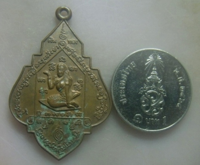 **เบาๆ**เหรียญนางกวักมหาลาภ โภคทรัพย์ ลาภผล บารมี ปี ๒๕๕๒**หลังยันต์ สวยๆ