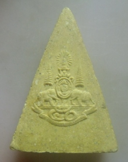 **เบาๆ**พระผงพระแม่เจ้าพระยา เนื้อแร่ทรายทอง หลังฉลองครองราช ๕๐ ปี วัดสามง่าม นนทบุรี**สวยๆ