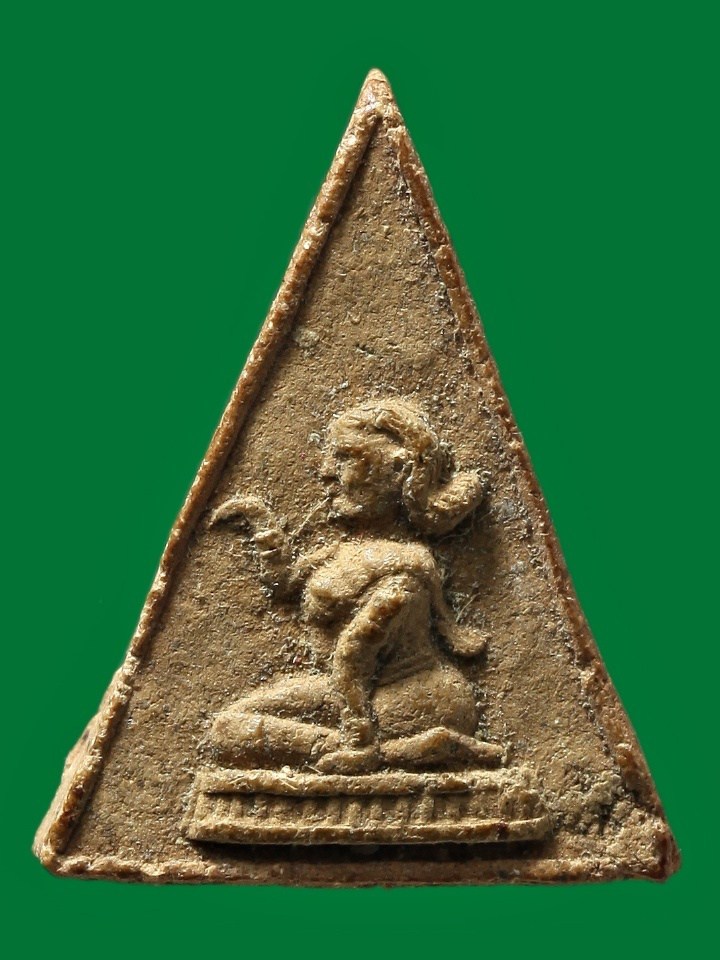 แม่นางกวัก เนื้อผงน้ำมัน พิมพ์สามเหลี่ยมหลังยันต์