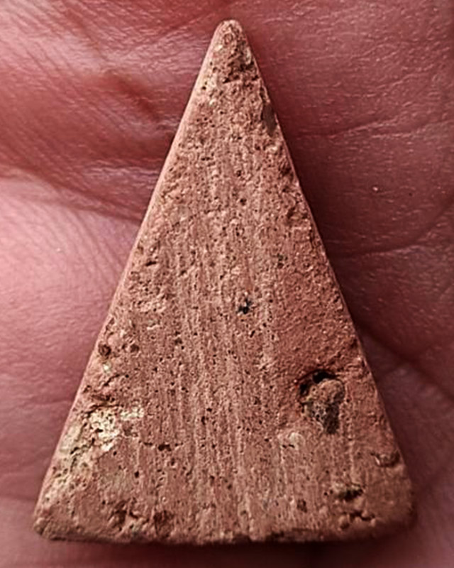 นางพญาเนื้อดิน ปิดทอง สูง 2.4 ซ.ม. ไม่ทราบที่ พระบ้านเก่าเก็บ หลายสิบปี