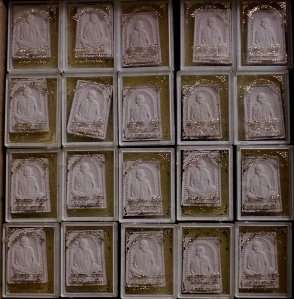 พร้อมกัน 10 องค์ !! พระผงรูปเหมือนหลวงพ่อคูณ วัดบ้านไร่ รุ่นคุณพระเทพประทานพร พ.ศ.2536 ฝังตะกรุด พร้