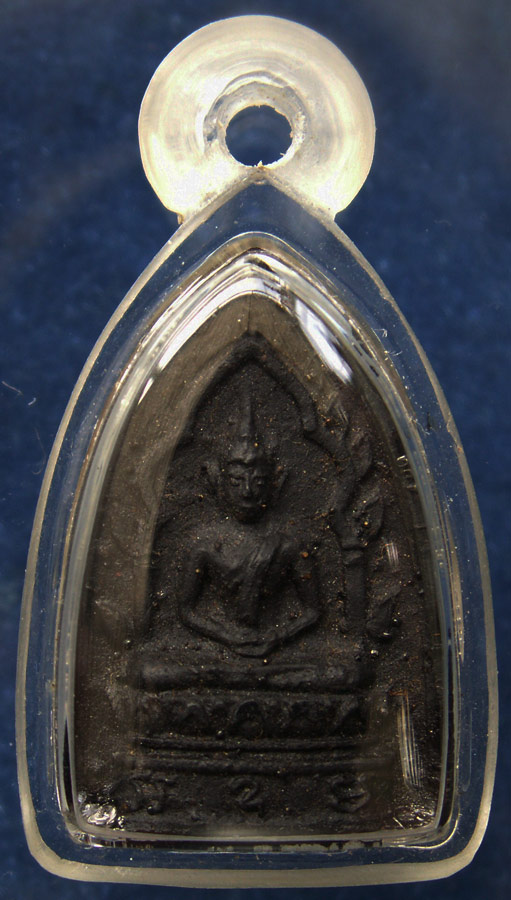 หลวงปู่เฮี้ยง วัดป่า จ.ชลบุรี พระสรงน้ำซุ้มเรือนแก้วหลังยันต์ เนื้อผงคลุกรักบรรจุกริ่งสาริกา พ.ศ. 24