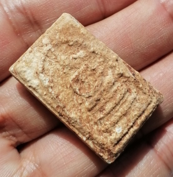 สมเด็จบางขุนพรหมแช่น้ำมนต์​ พิมพ์ฐานแซม วัดบางขุนพรหม​ พร้อมกล่องเดิม ปี 2547 เคาะเดียว