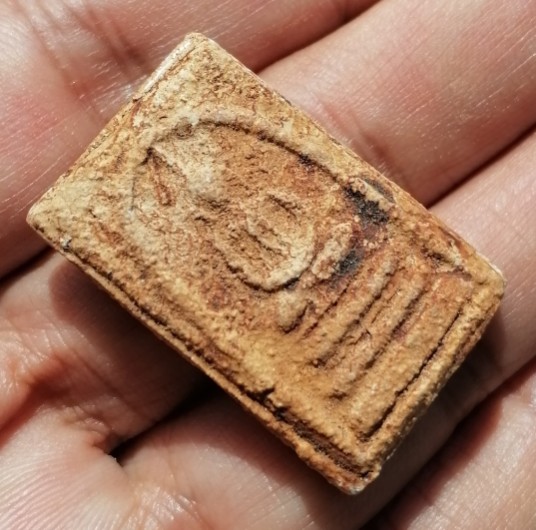 สมเด็จบางขุนพรหมแช่น้ำมนต์​ พิมพ์ฐานแซม วัดบางขุนพรหม​ พร้อมกล่องเดิม ปี 2547 เคาะเดียว