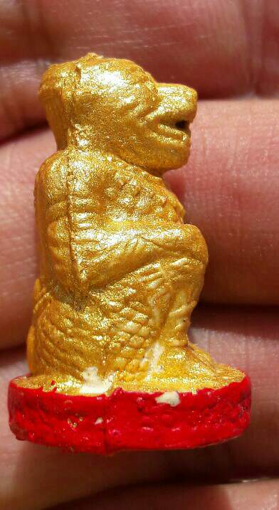 หนุมานชมภูนุช ทาทองฐานแดง แจกกรรมการ เนื้อผงพุทธคุณผสมว่าน 108 หลวงปู่หมุน ฐิตสีโล เคาะเดียว  