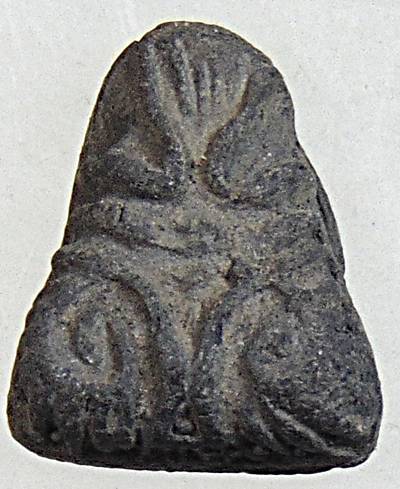 ๒๐ พระปิดตหัวบานเย็น เนื้อดิน จาร