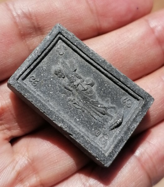 พระสมเด็จพิมพ์ใหญ่(เอวเล็ก)​ หลังพระสิวลี​ เนื้อเผงใบลาน​ หลวงพ่อกวย​ วัดโฆษิตาราม​ ปี​ 2515 เคาะเดี