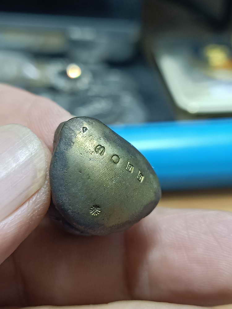 4-271 รูปหล่อฐานภูเขา เบ้าทุบ รุ่นแรก หลวงปู่สี วัดบ้านขอนแก่น จ.มุกดาหาร ชนวน เลข 3022 กล่องเดิม