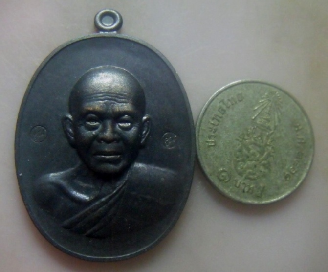 **เบาๆ**เหรียญหลวงพ่อคูณ วัดบ้านไร่ รุ่นบูชาพระคุณ จ.นครราชสีมา**ตอกโค้ด 2 ตัว สวยๆ