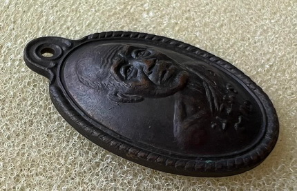 เหรียญนวพร (หลังเต่า) หลวงพ่อคูณ วัดบ้านไร่ ศูนย์การทหารปืนใหญ่สร้างถวาย ตอกโค้ด พ.ศ. 2537