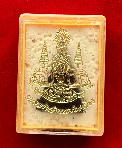 พระสมเด็จเนื้อว่านกำลังแผ่นดิน  ผสมผงเก่า ออกปี39 ปลุกเสกวัดพระแก้ว พิธีใหญ่ กล่องเดิม