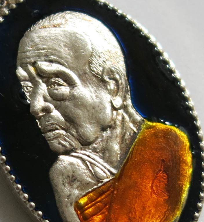 หลวงปู่แผ้ว ปวโร เหรียญหันข้างรุ่นแรก เนื้อเงินลงยาสีน้ำเงิน หมายเลข ๑๕๐