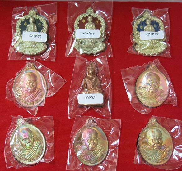 ชุดของขวัญรุ่น คุณพระเทพวิทยาคม หลวงพ่อคูณ ปริสุทโธ วัดบ้านไร่ เพียง 1 ใน 999 เท่านั้น หมายเลข 993 