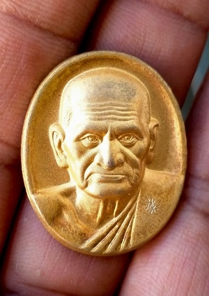 เหรียญหลวงพ่อเงิน รุ่น เพชรพิจิตร วัดท่ามะไฟ กะไหล่ทอง ปี 2560 จ.พิจิตร สภาพสวย มาพร้อมกล่องเดิมครับ