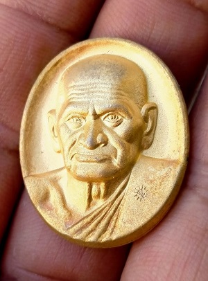 เหรียญหลวงพ่อเงิน รุ่น เพชรพิจิตร วัดท่ามะไฟ กะไหล่ทอง ปี 2560 จ.พิจิตร สภาพสวย มาพร้อมกล่องเดิมครับ