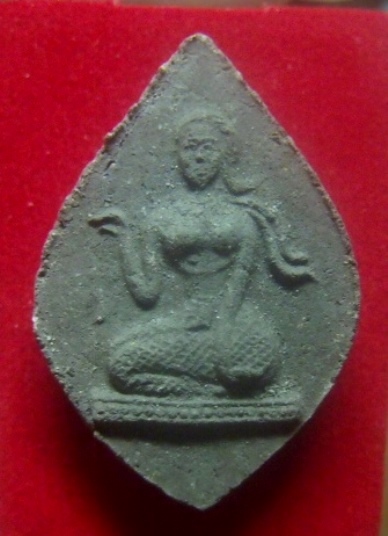 **เบาๆ**นางกวักรุ่นแรก หลวงปู่เขียว วัดหรงบน จ.นครศรีธรรมราช ปี ๒๕๑๑**เนื้อผงผสมว่าน สวยๆ