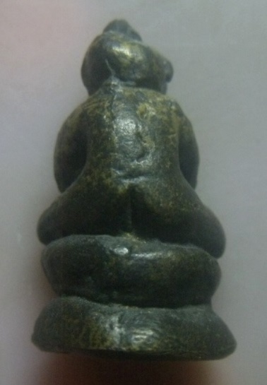 **เบา​ๆ​**พระปิดตามหาลาภ นั่งฐานสูง เนื้อโลหะผสม เก่า ไม่ทราบที่**สวยๆ เชิญชมครับ