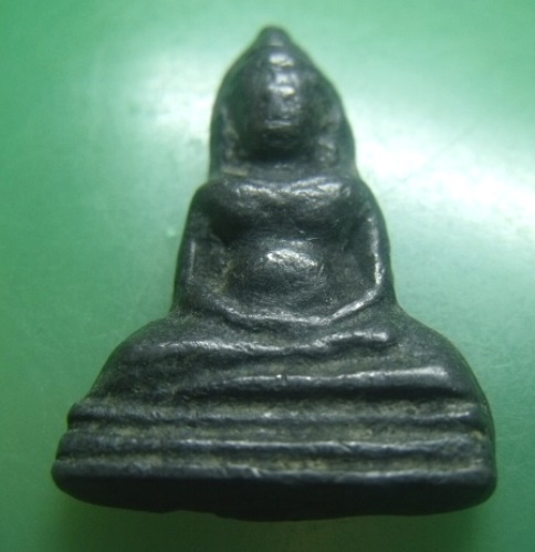 **เบา​ๆ​**พระร่วงนั่ง เนื้อชิน เก่าๆ สวย ไม่ทราบที่**เนื้อจัด เชิญชมครับ