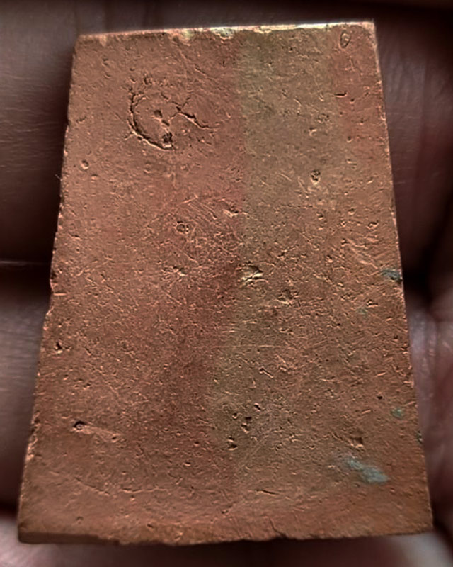 1.พระเนื้อดิน กรุทับผึ้ง จ.สุโขทัย พ.ศ. 2473 หลังเรียบ