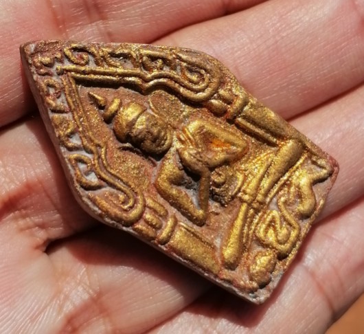 ขุนแผนปลุกกุมาร​ หลังยันต์(นะ)​กันปืน เนื้อผงพุทธคุณ​ หลวงพ่อกวย​ วัดโฆษิตาราม​ ยุคต้น เคาะเดียว    