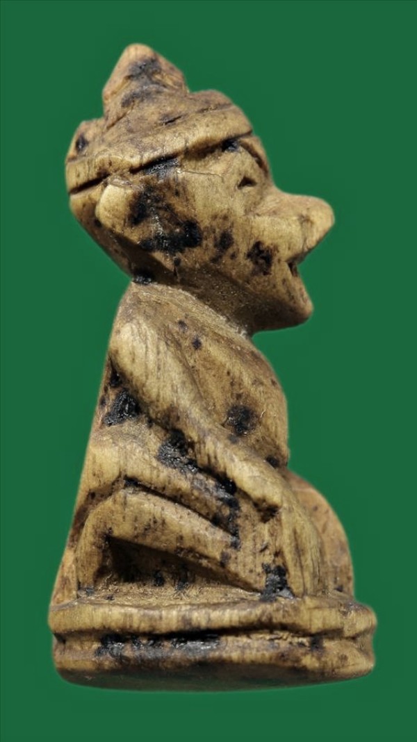 หนุมานหน้ากระบี่ ไม้รากรักแกะ ขนาด ๑.๓*๑.๕*๓.๐ ซม.