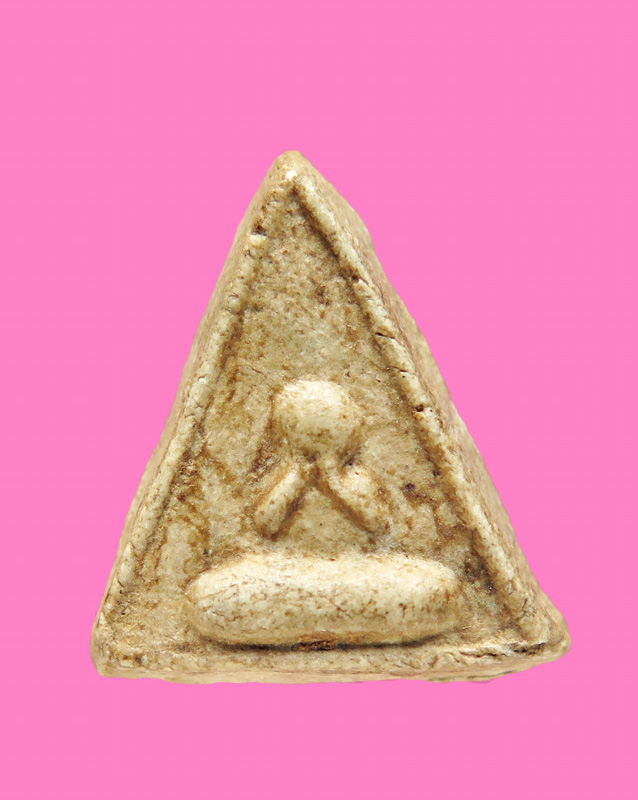 พระปิดตาแข้งหมอน พิมพ์หน้าจั่ว เนื้อผง เก่า