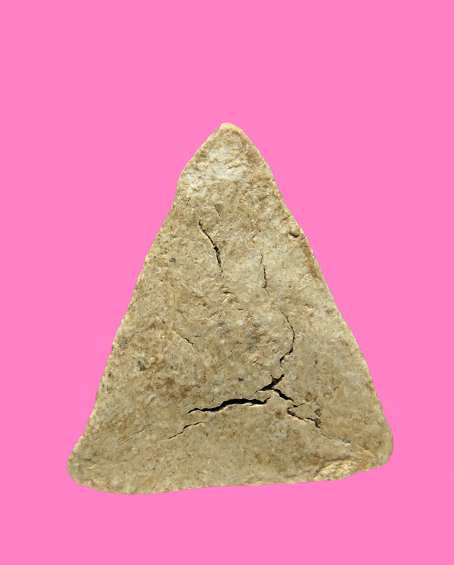 พระปิดตาแข้งหมอน พิมพ์หน้าจั่ว เนื้อผง เก่า